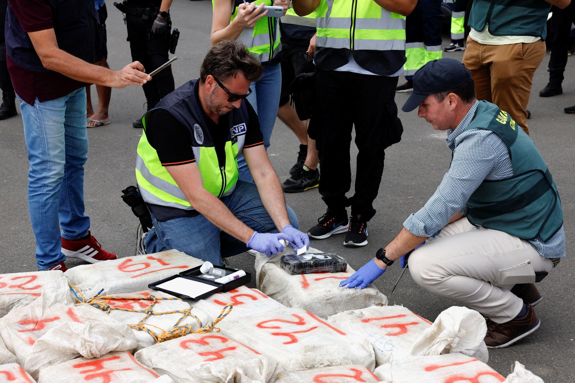 Spanish police officers carry out a test on drugs found on an intercepted Brazilian fishing vessel carrying approximately 1500 kg of cocaine in Gran Canaria, Spain, May 12, 2023. Photo: Reuters