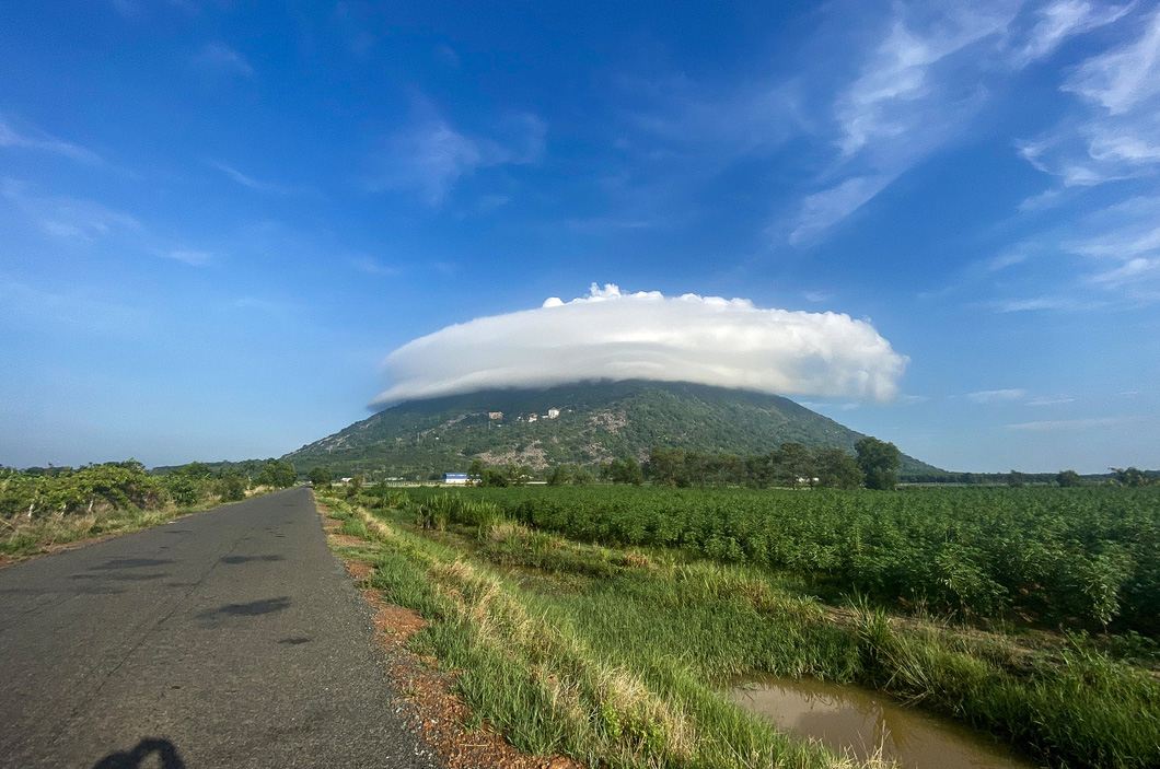 Flying saucer-shaped clouds form over southern Vietnam mountain again