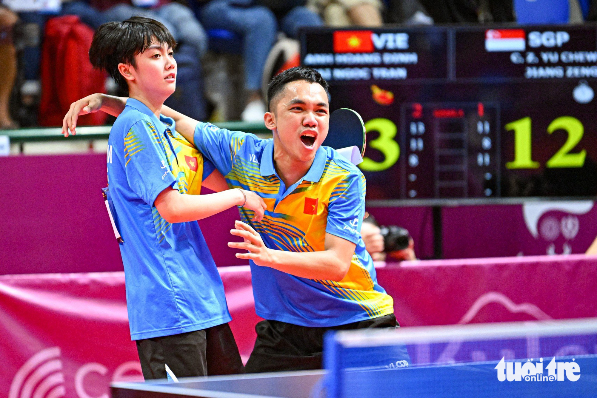 Vietnamese duo Dinh Anh Hoang (R) and Tran Mai Ngoc celebrate their victory in the mixed doubles final of table tennis at the 2023 Southeast Asian (SEA) Games in Cambodia, May 14, 2023. Photo: Nam Tran / Tuoi Tre