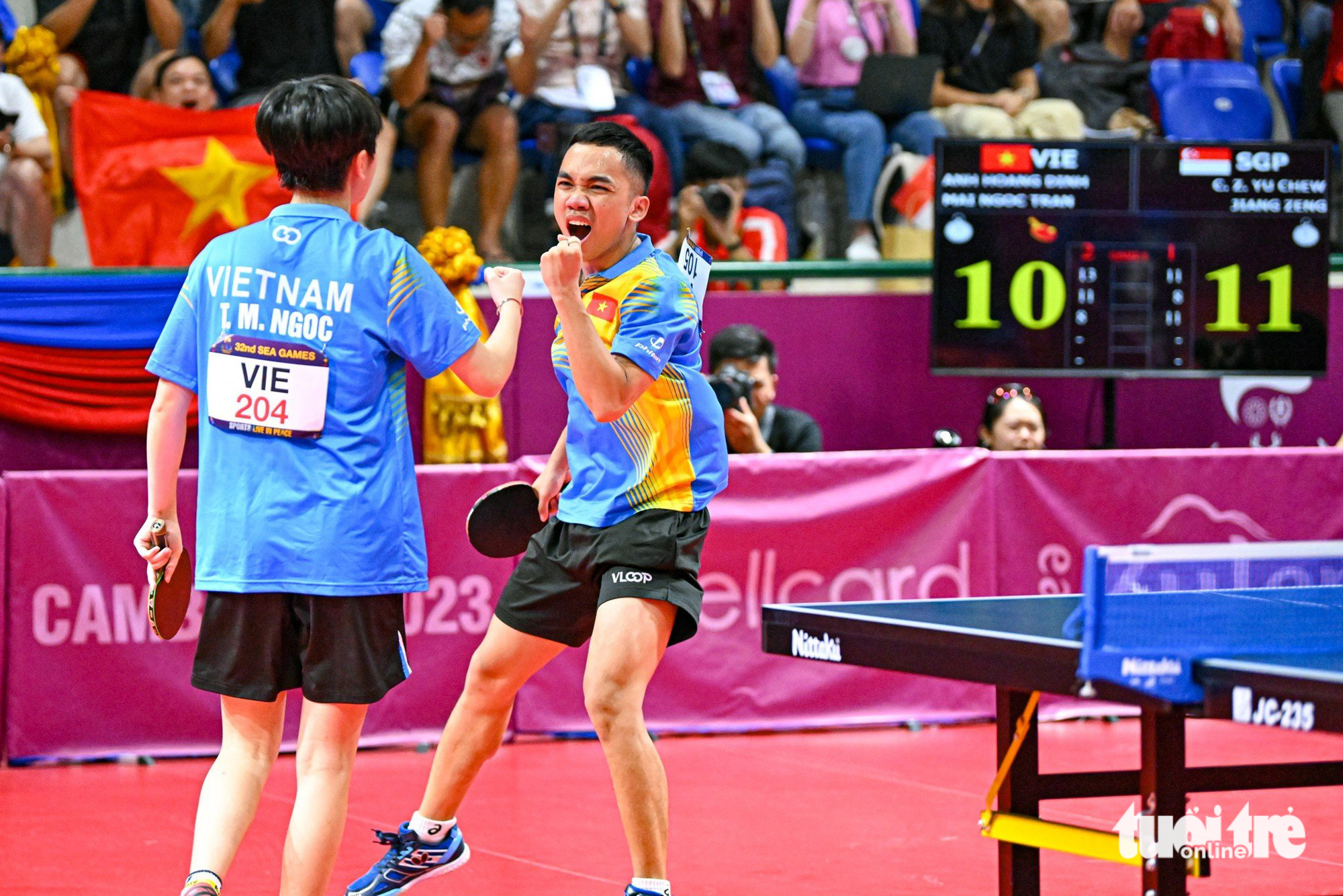 Vietnamese duo Dinh Anh Hoang (R) and Tran Mai Ngoc celebrate a point in the mixed doubles final of table tennis at the 2023 Southeast Asian (SEA) Games in Cambodia, May 14, 2023. Photo: Nam Tran / Tuoi Tre