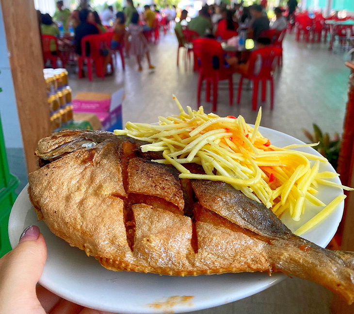 An attractive dish made of fish and mango. Photo: Thuc Nghi / Tuoi Tre