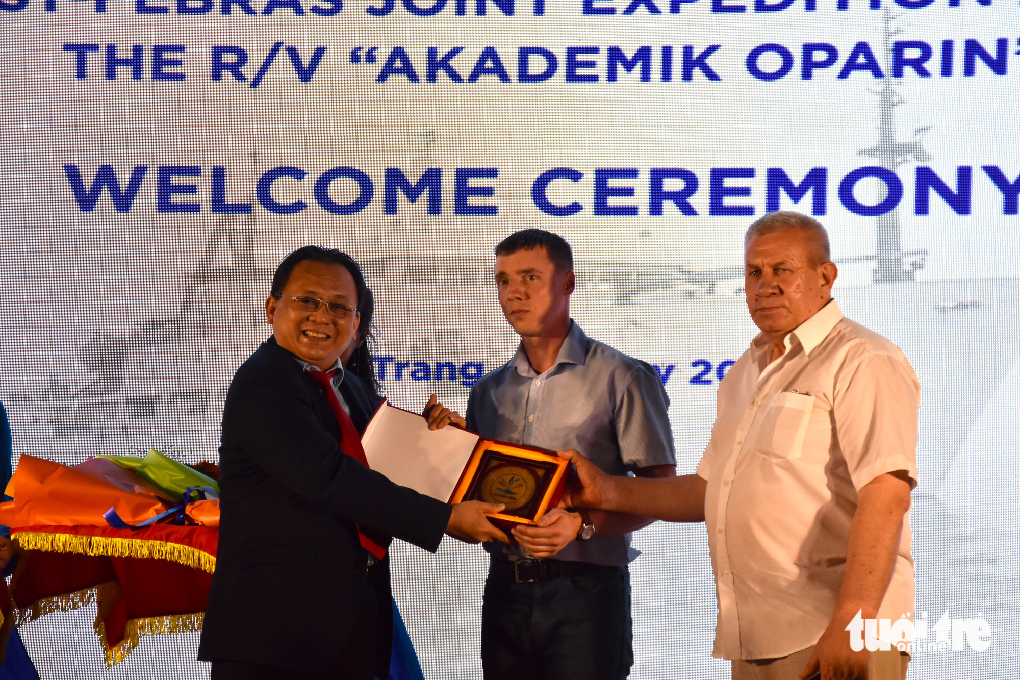 A local official of Khanh Hoa Province south-central Vietnam presents a gift to Russian scientists at the welcome ceremony for the Russian research vessel Akademik Oparin, May 17, 2023. Photo: Tran Hoai / Tuoi Tre