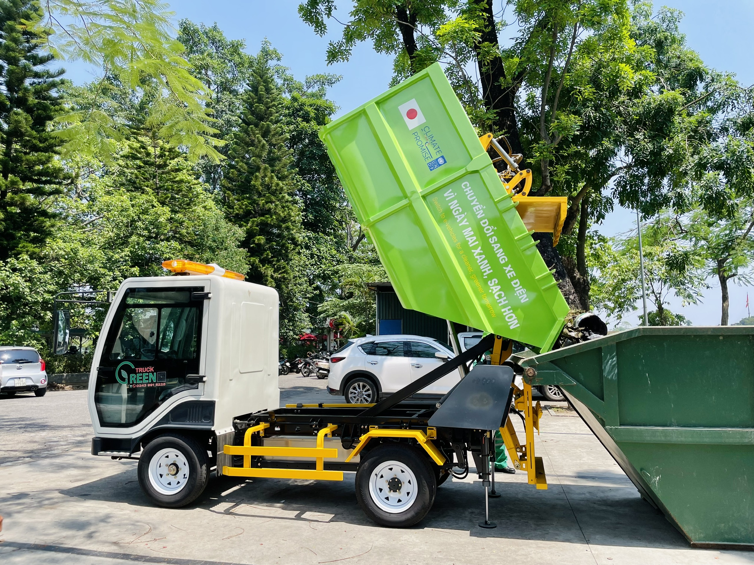 An electric garbage truck operates in Hue City, Thua Thien-Hue Province, central Vietnam, May 17, 2023. Photo: UNDP
