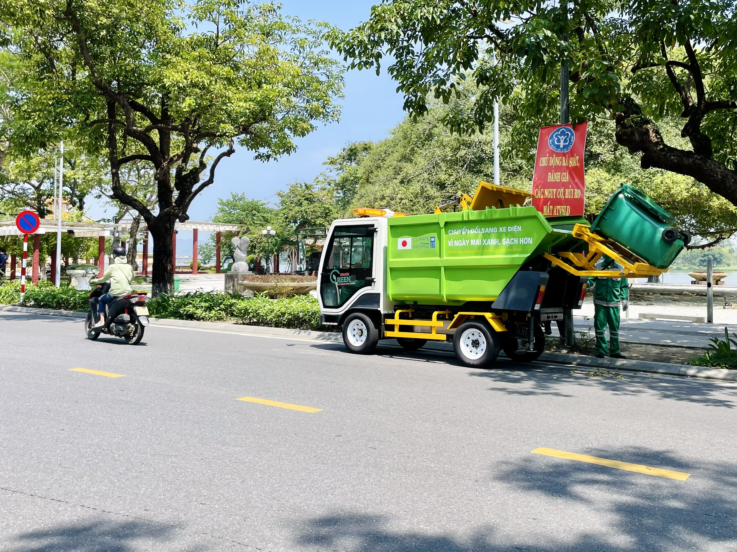 An electric truck collects waste in Hue City, Thua Thien-Hue Province, central Vietnam, May 17, 2023. Photo: UNDP