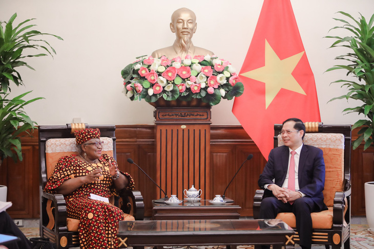 Vietnamese Minister of Foreign Affairs Bui Thanh Son meets with WTO Director-General Ngozi Okonjo-Iweala on May 18, 2023. Photo: Danh Khang / Tuoi Tre
