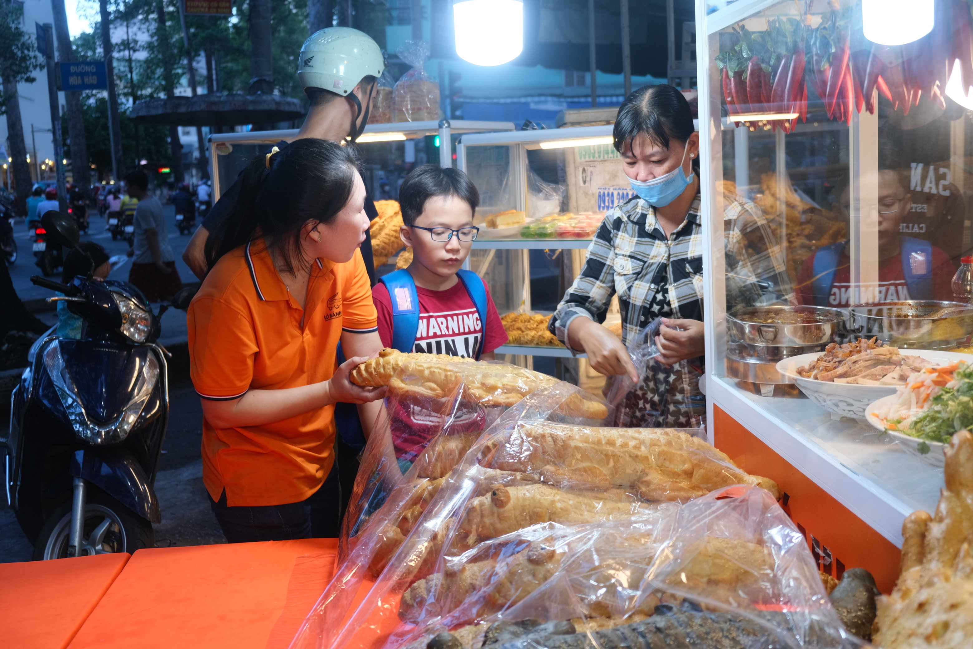 Customers buy animal-shaped breads at 7.7 Bakery. Photo: Ngoc Phuong / Tuoi Tre News