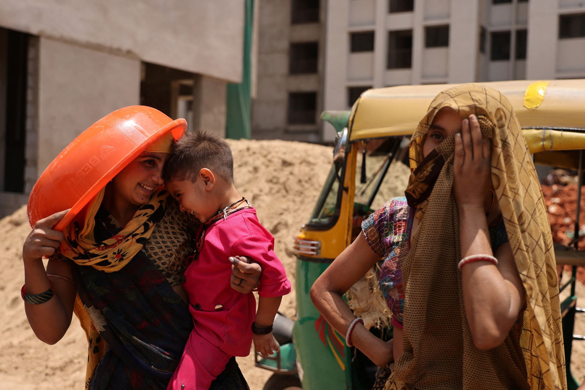 Women take shelter from the sun at a construction site in Ahmedabad, India, April 28, 2023. Photo: Reuters