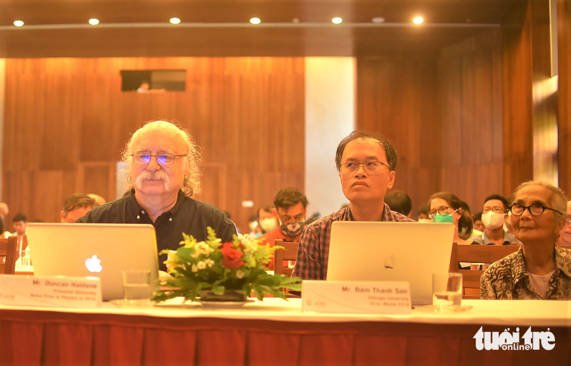 Professor Duncan Haldane (L), who was awarded the 2016 Nobel Prize in Physics, and Professor Dam Thanh Son, a 2018 Dirac medal winner, join a conference at the International Center for Interdisciplinary Science and Education in Quy Nhon City, Binh Dinh Province, central Vietnam. Photo: Lam Thien / Tuoi Tre