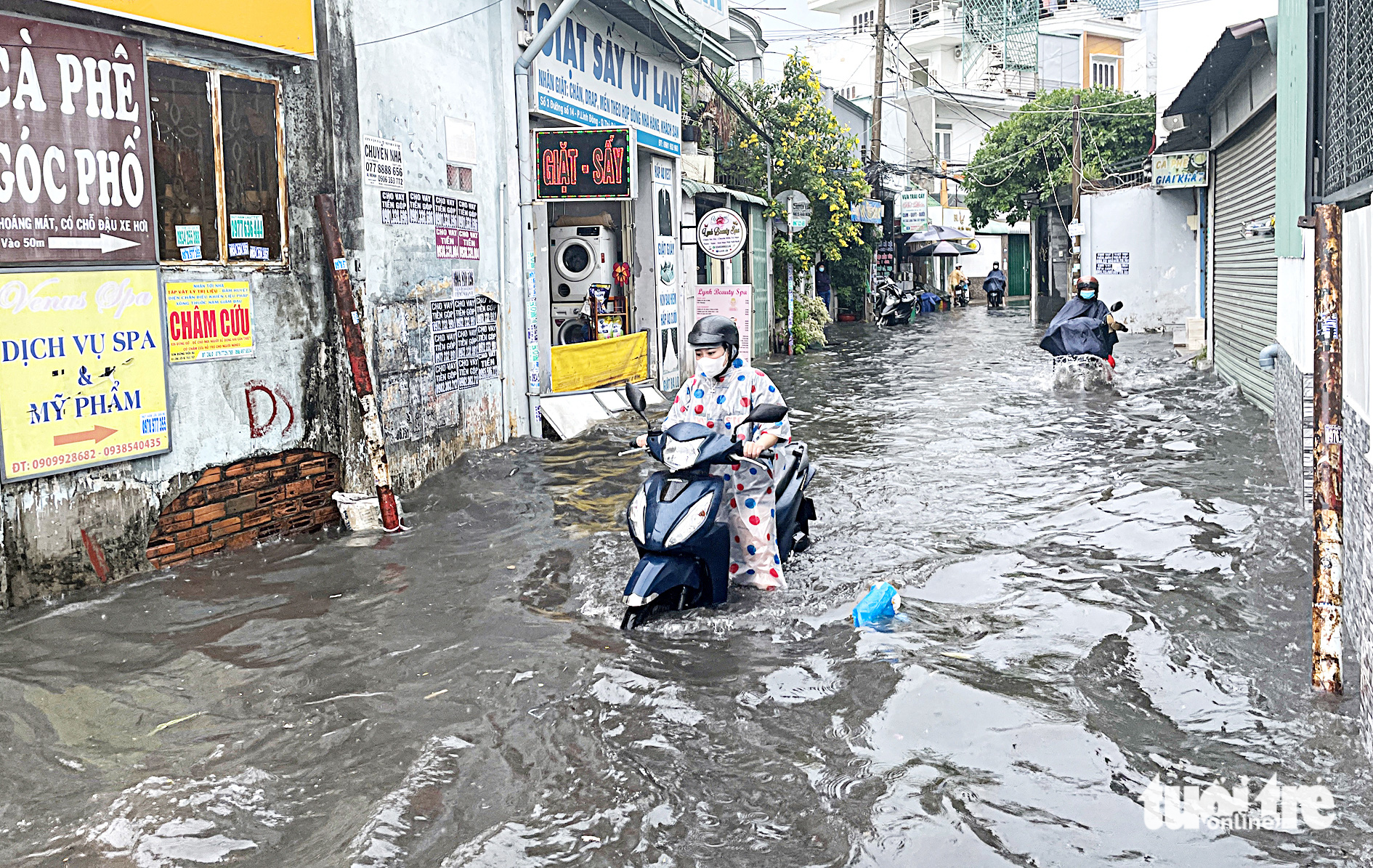 To Ngoc Van Street in Thu Duc City, under Ho Chi Minh City, is heavily inundated following a rain on May 6, 2023. Photo: Chau Tuan / Tuoi Tre