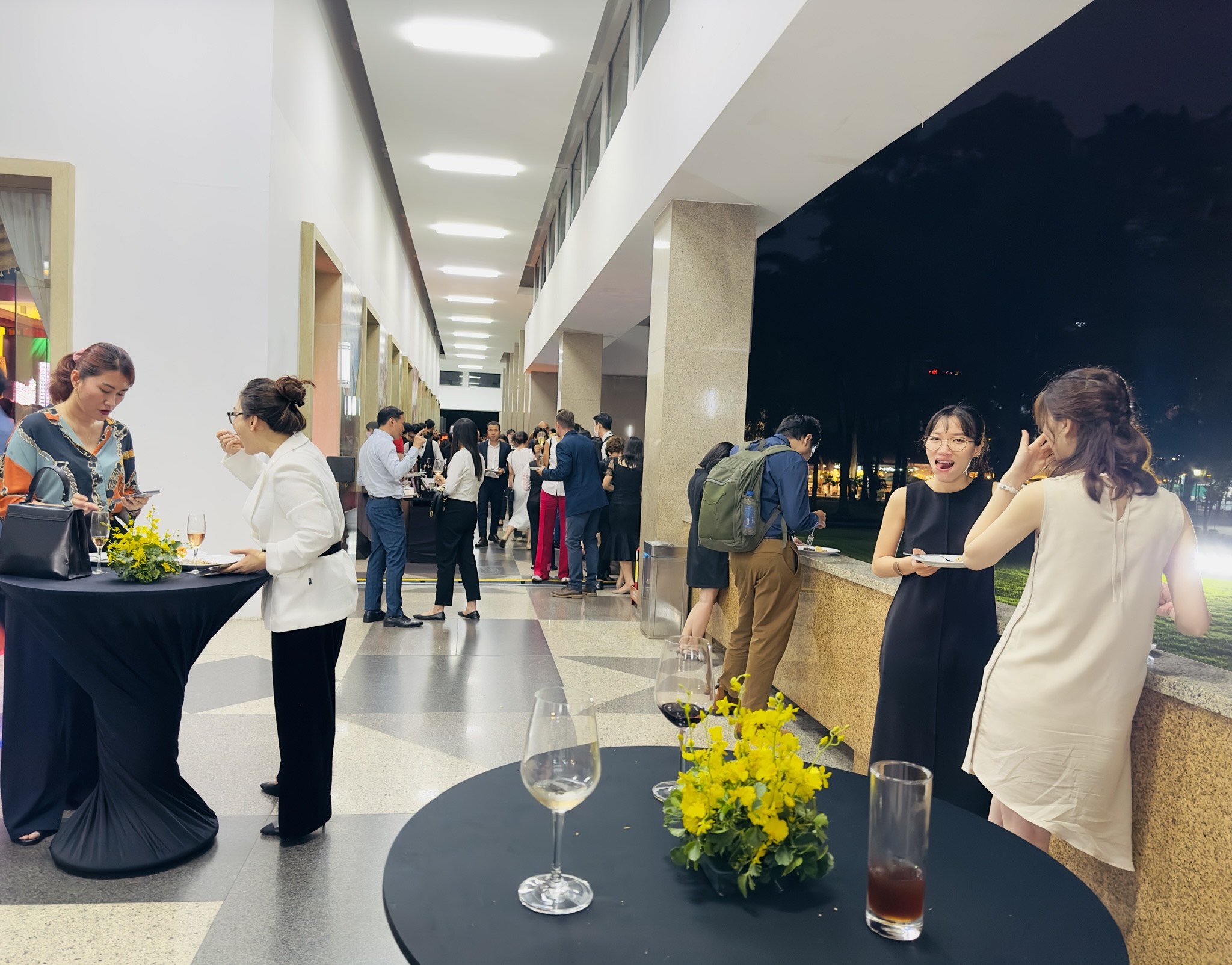Guests enjoy Australian food at Taste of Australia 2023 at the Independence Palace on May 18, 2023. Photo: Tieu Bac / Tuoi Tre News
