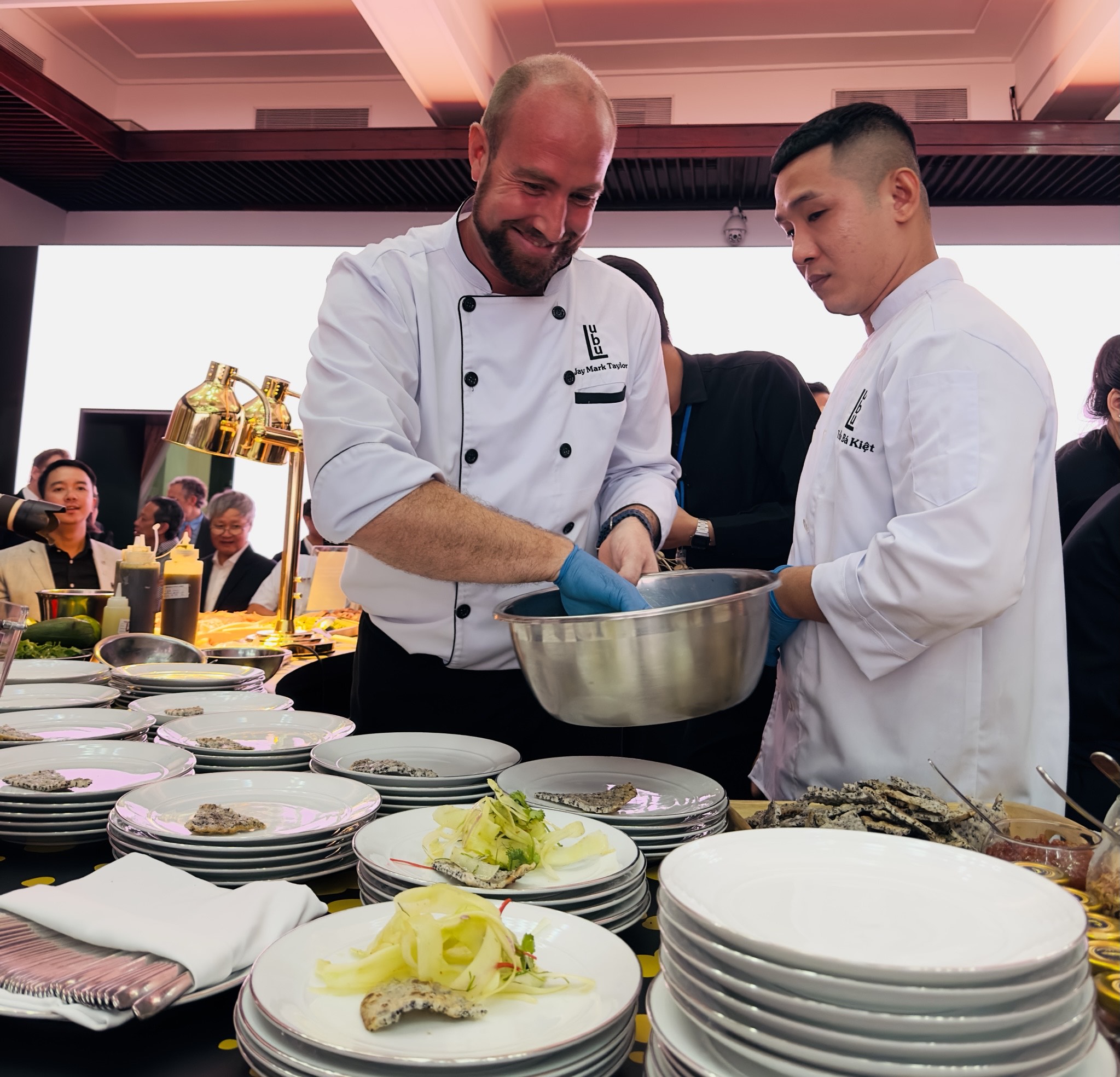 A foreign chef prepares dishes for guests at Taste of Australia 2023 at the Independence Palace on May 18, 2023. Photo: Tieu Bac / Tuoi Tre News