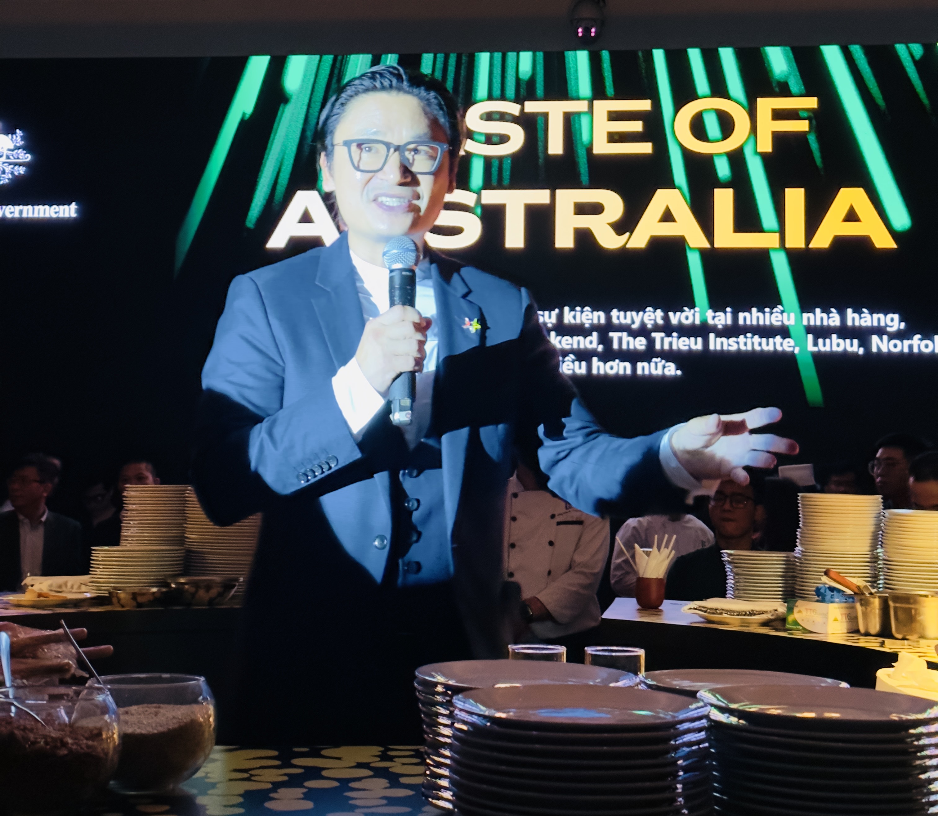 Vietnamese-Australian chef Luke Nguyen introduces Australian dishes and chefs to guests at the Taste of Australia 2023 at the Independence Palace on May 18, 2023. Photo: Tieu Bac / Tuoi Tre News