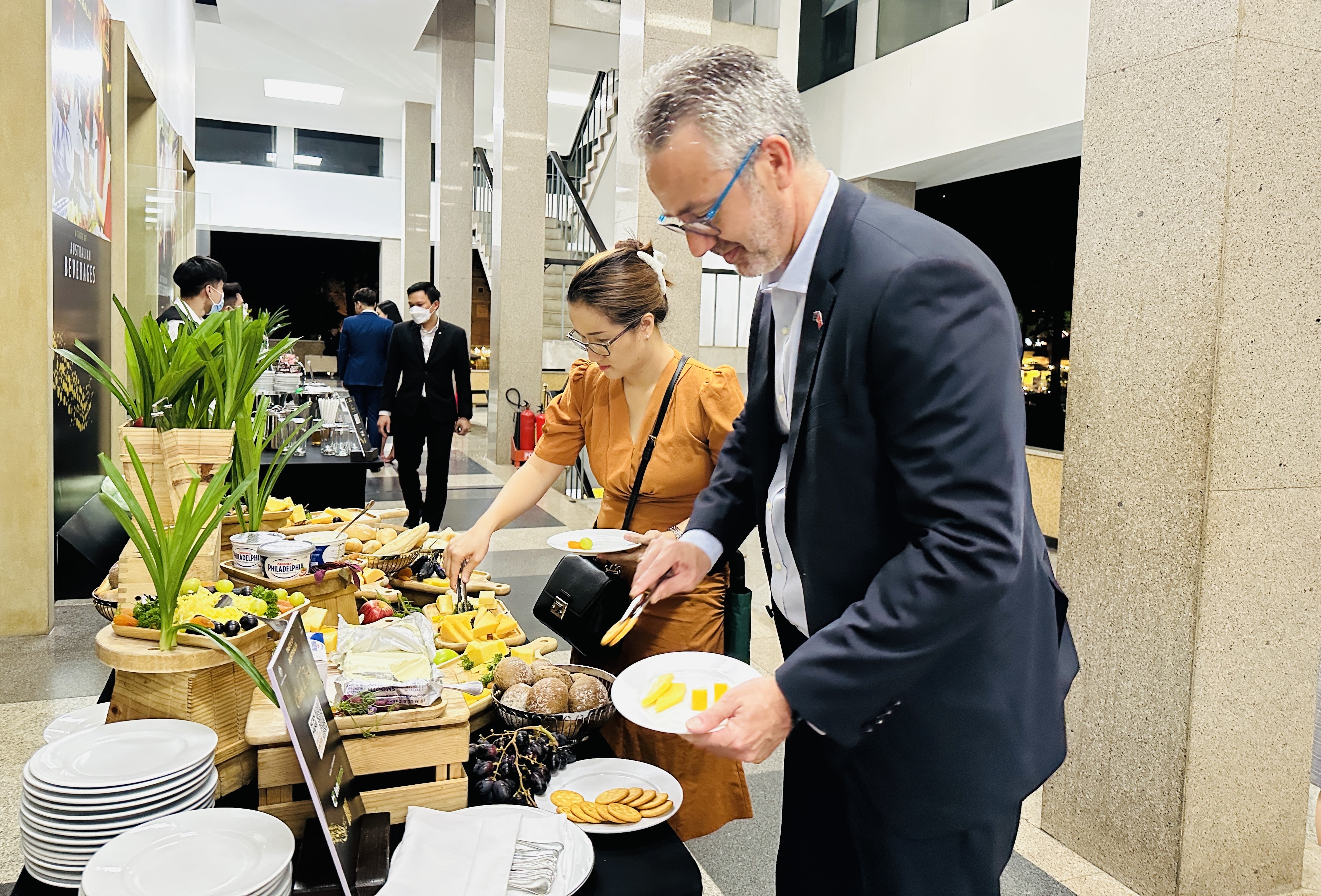 Guests sample Australian cheese at Taste of Australia 2023 at the Independence Palace on May 18, 2023. Photo: Tieu Bac / Tuoi Tre News