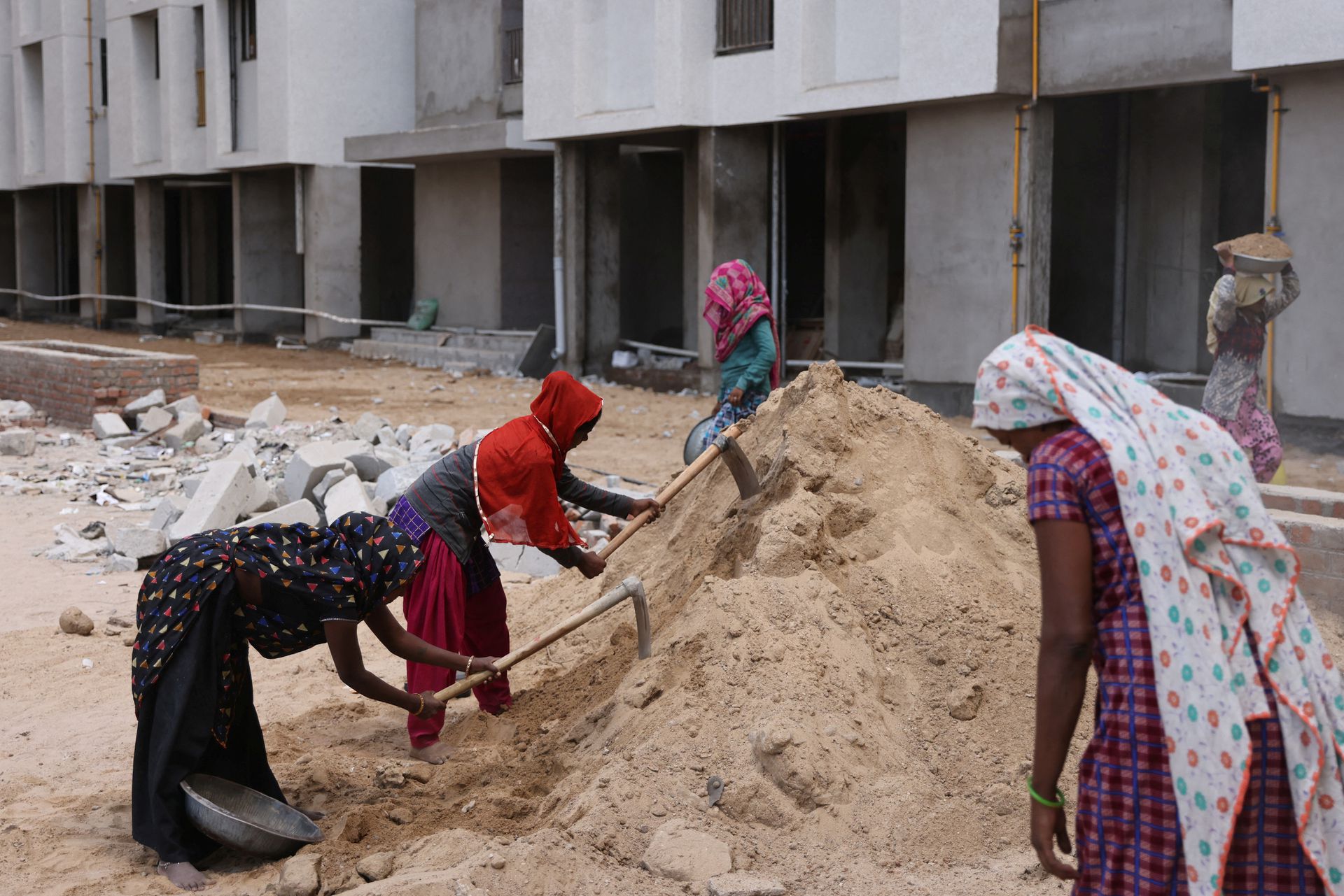 Heena Parmar works at a construction site in Ahmedabad, India, April 28, 2023. Photo: Reuters