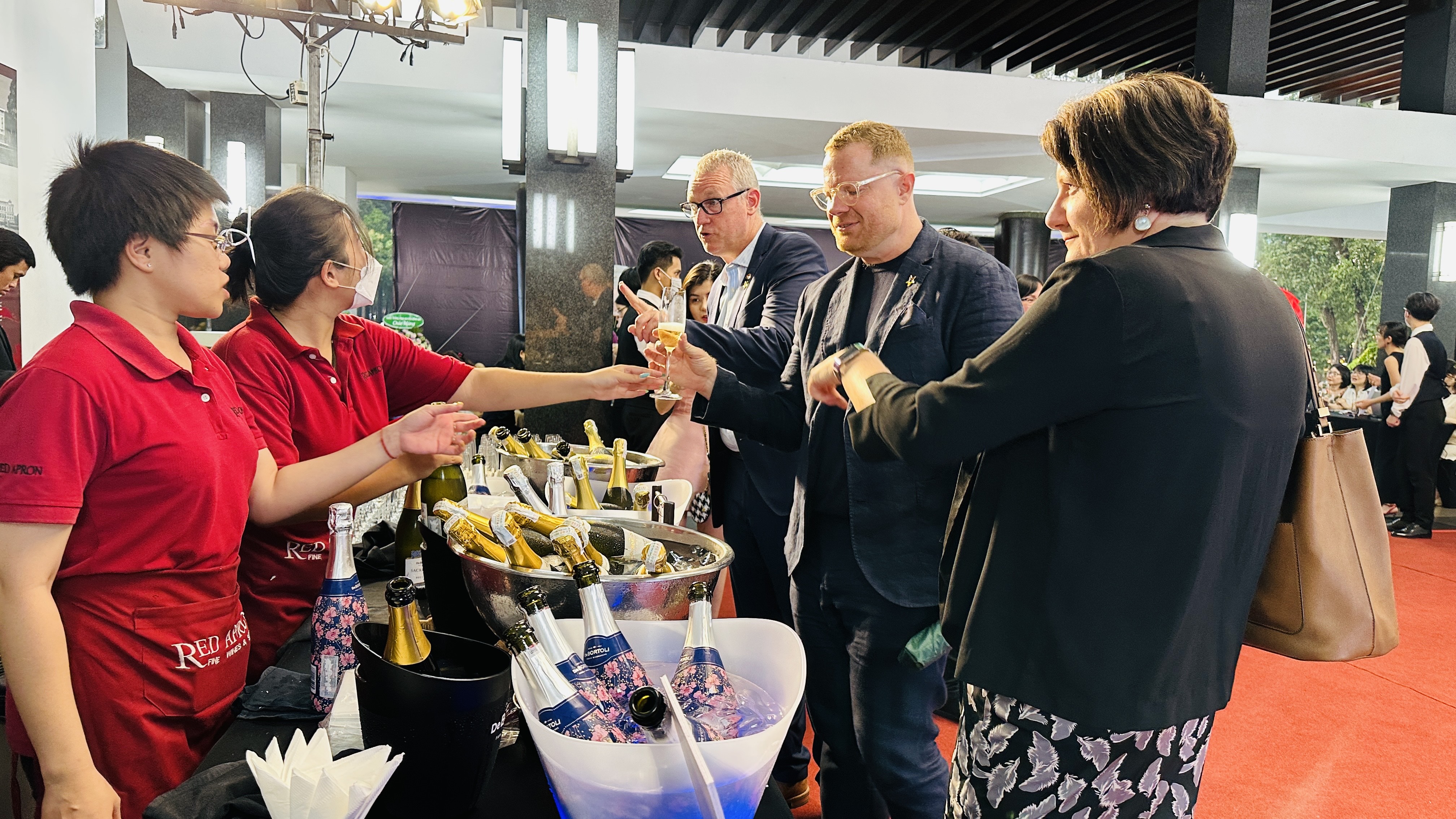 <em>Guests try wine products at Taste of Australia 2023 at the Reunification Palace on May 18, 2023. Photo</em>: Tieu Bac / Tuoi Tre News