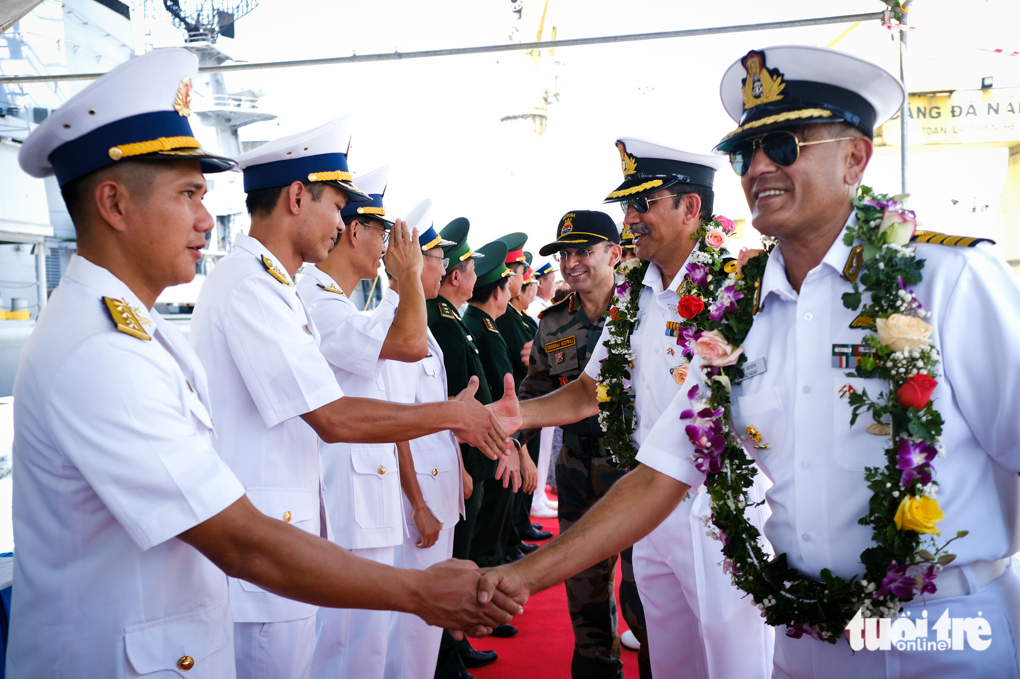 Representatives from Vietnamese agencies (L) welcome Indian naval officials following the port call of Indian Naval ships INS Satpura (F48) and INS Delhi (D61) at Tien Sa Port in Da Nang City, central Vietnam, May 19, 2023. Photo: Tan Luc / Tuoi Tre