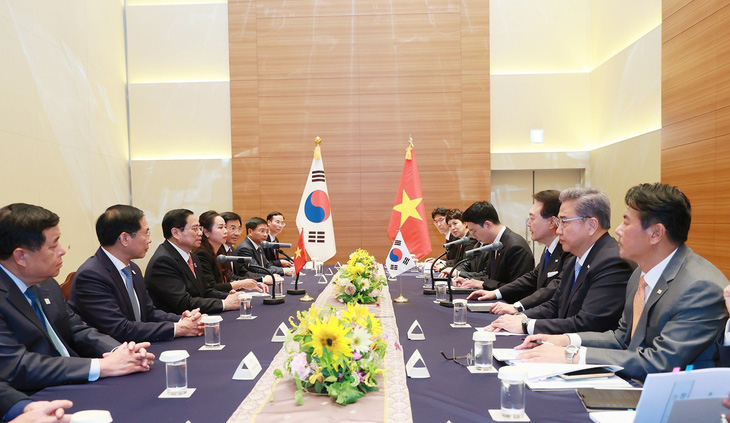 Representatives of Vietnam and South Korea attend a meeting in Japan on May 19, 2023. Photo: VGP