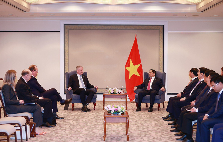 Prime Minister Pham Minh Chinh (R) meets with OECD secretary general Mathias Cormann. Photo: Duong Giang / Tuoi Tre