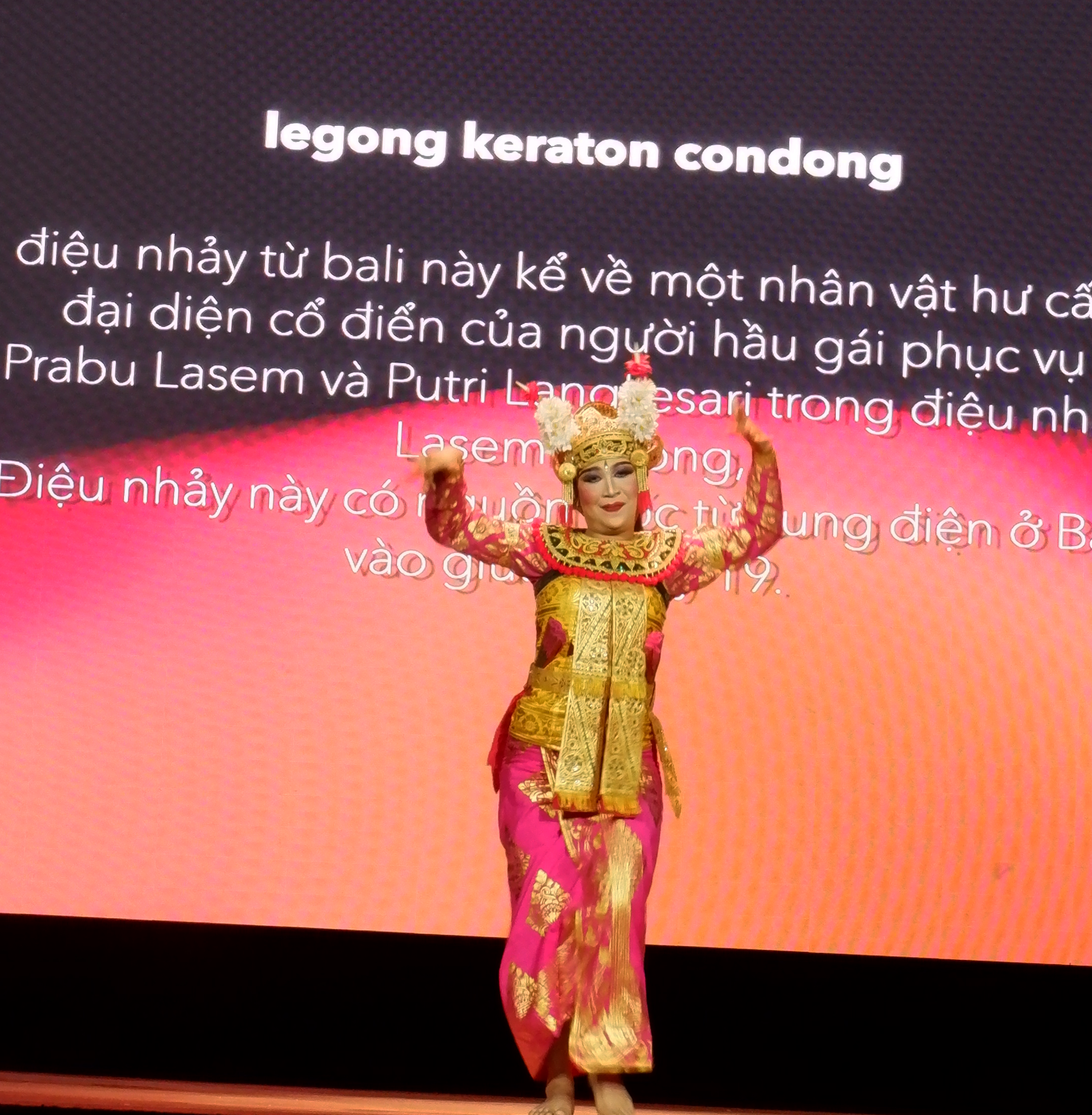 Another Balinese dance at the show. Photo: Hong Ngan / Tuoi Tre News