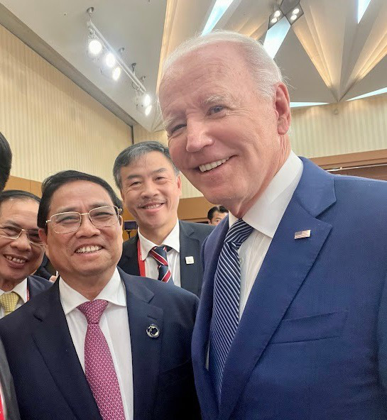 Vietnamese Prime Minister Pham Minh Chinh and U.S. President Joe Biden pose for a photo at the expanded G7 summit. Photo: Vietnam News Agency