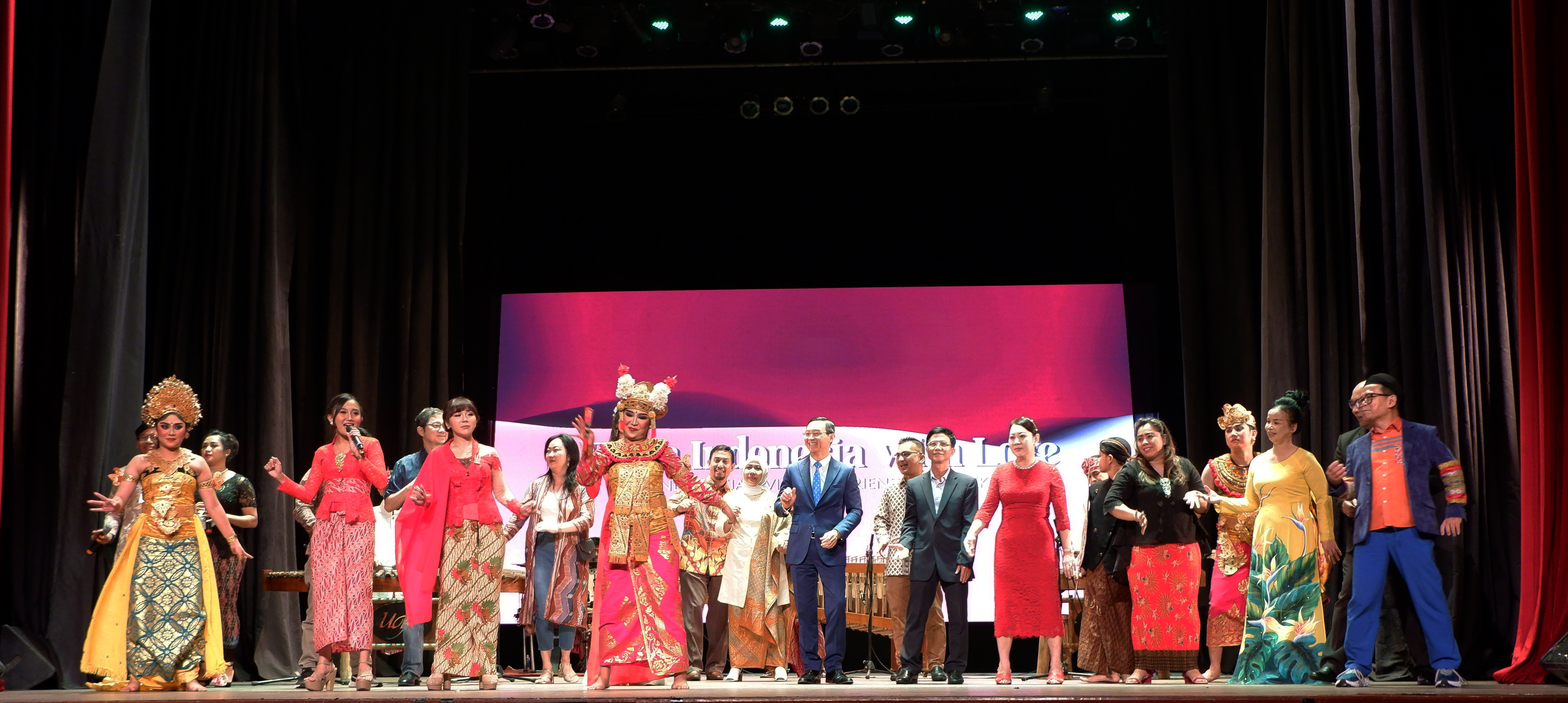 Consul General of Indonesia in Ho Chi Minh City Agustaviano Sofjan and his spouse, Director of the Ho Chi Minh City Department of Foreign Affairs Tran Phuoc Anh, Indonesian artists and other guests do an Indonesian traditional dance at the end of the show. Photo: Hong Ngan / Tuoi Tre News