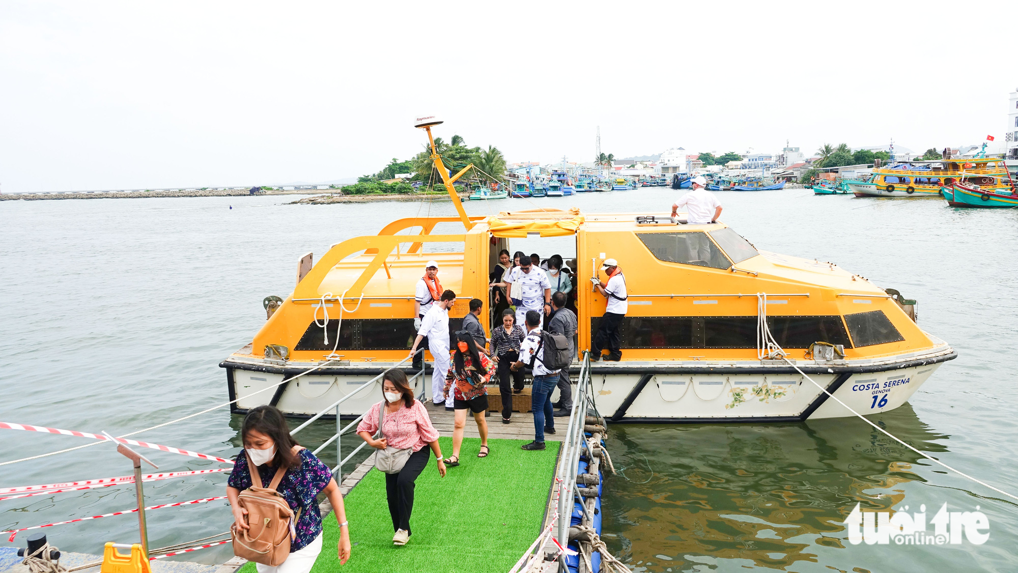 International cruise guests are transported on a small boat to Phu Quoc Island, Kien Giang Province, southern Vietnam. Photo: Tuoi Tre