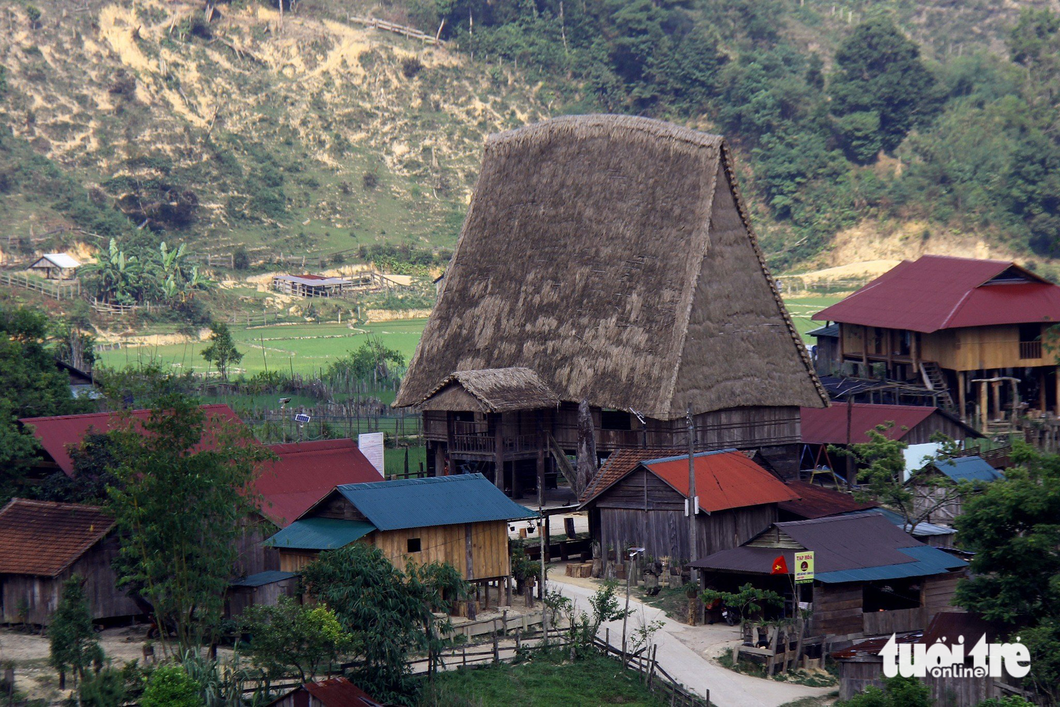 Nha rong, a large stilt-house used for communal purposes is considered a cultural symbol of the Xo Dang minority ethnic community. Photo: Dinh Cuong / Tuoi Tre