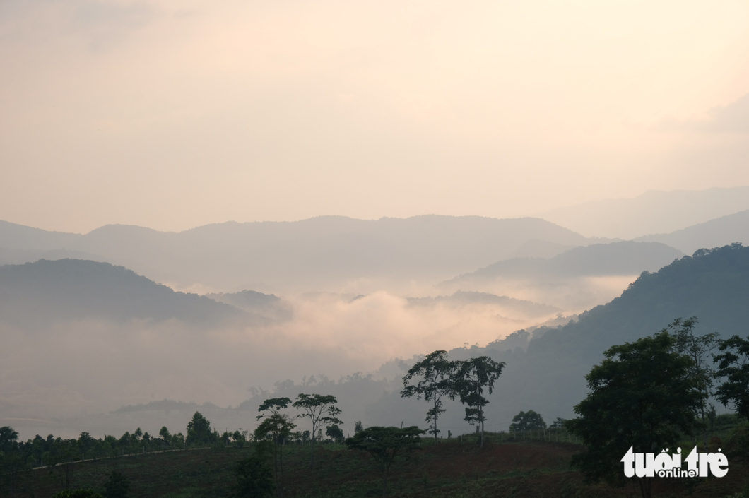 Mountains in Dak Glei District are shrouded in clouds at daybreak in May. Photo: Dinh Cuong / Tuoi Tre