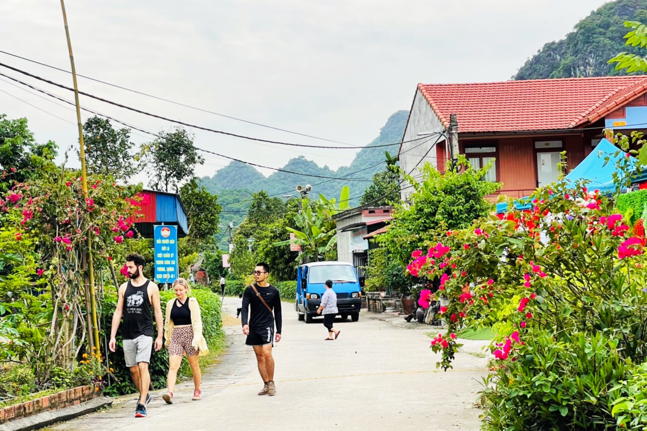 Visitors stroll along a street in Viet Hai Commune, Cat Hai District, Hai Phong City, northern Vietnam. Photo: T.Thang / Tuoi Tre