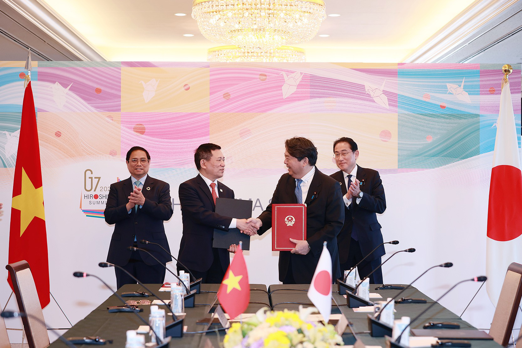 Vietnamese Prime Minister Pham Minh Chinh (L, 1st) and his Japanese counterpart Kishida Fumio (R, 1st) witness the signing of three ODA agreements between Vietnam and Japan in Hiroshima, Japan, May 21, 2023.  Photo: Duong Giang / Tuoi Tre