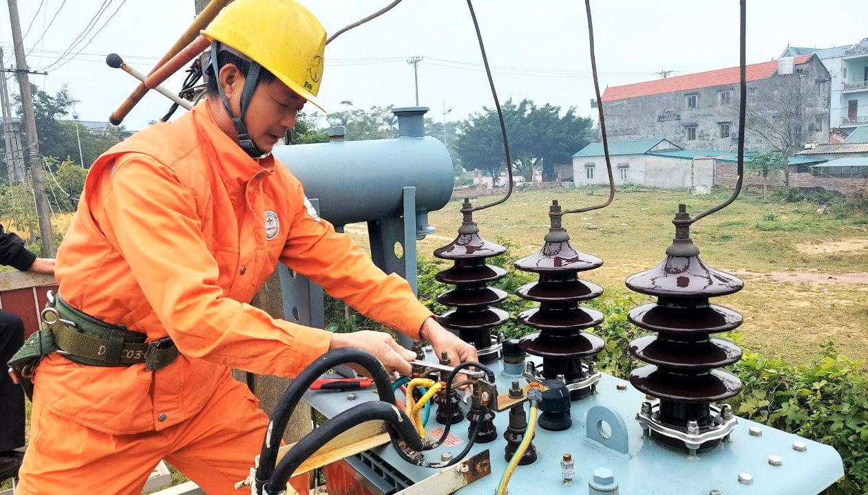 Vietnam buys electricity from China to ease shortage