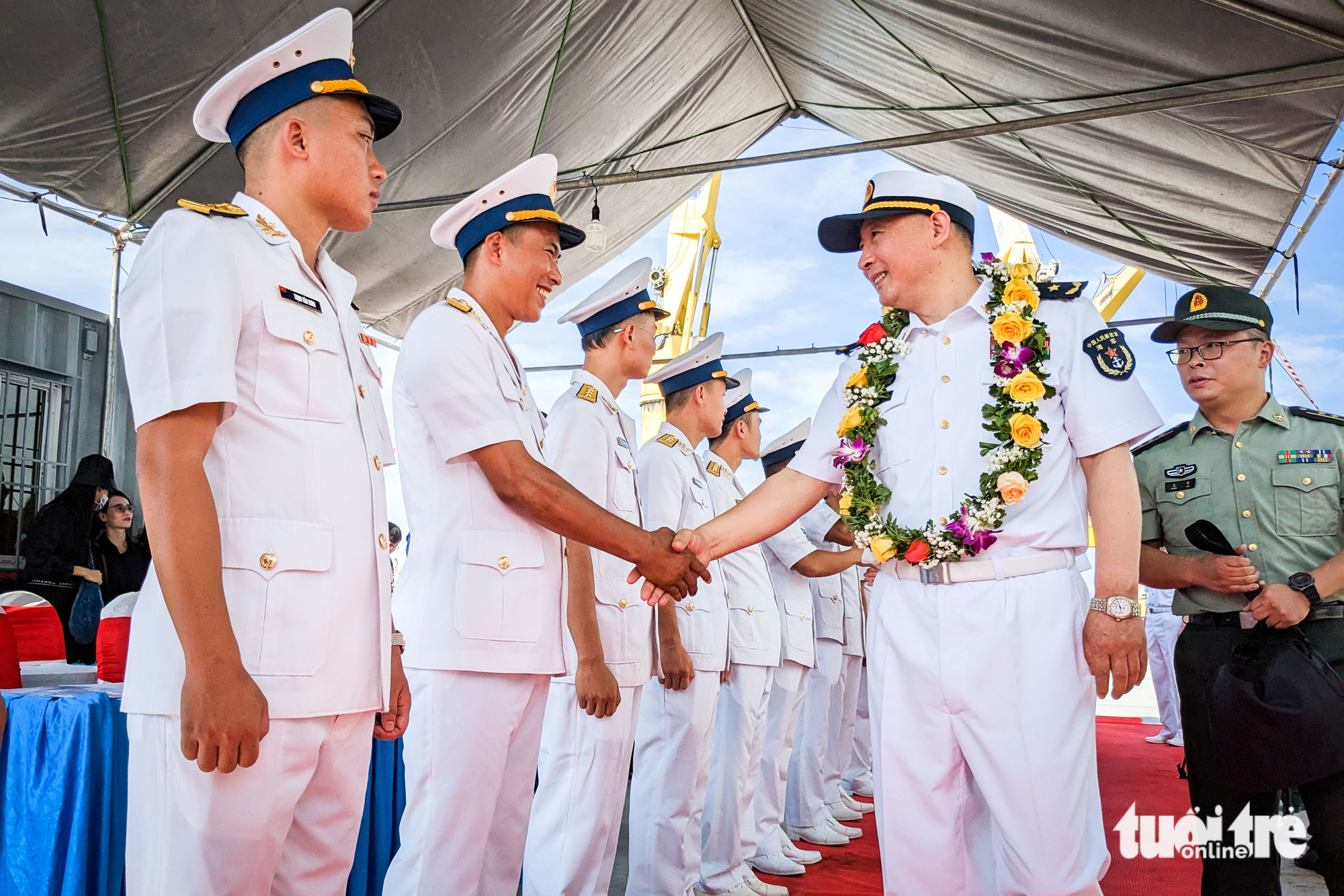 The visit of the Chinese navy delegation to Vietnam’s Da Nang City by the navy training ship Qi Jiguang is led by Major General Su Yinsheng, Political Commissar at the Dalian Naval Academy. Photo: Tan Luc / Tuoi Tre