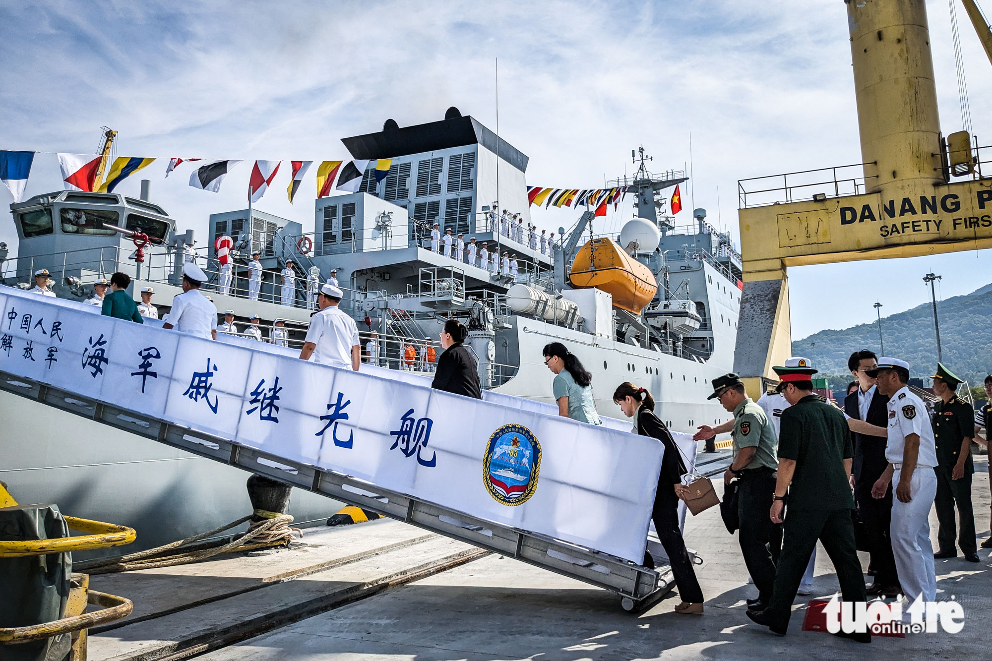 Representatives of Vietnam tour the Chinese navy training ship Qi Jiguang, May 23, 2023. Photo: Tan Luc / Tuoi Tre
