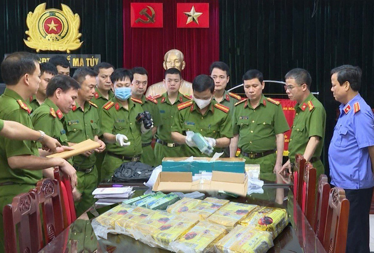 Leaders of the Thanh Hoa Police check the exhibits of the case. Photo: supplied by the Thanh Hoa Police