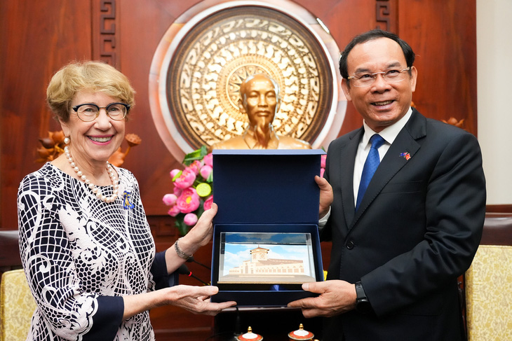 Ho Chi Minh City Party chief Nguyen Van Nen gives a present to Margaret Beazley, governor of Australia’s New South Wales at a reception on May 23, 2023. Photo: Huu Hanh / Tuoi Tre