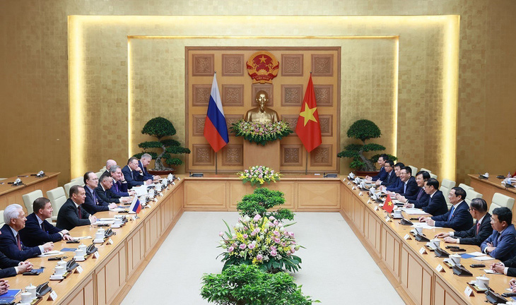 Vietnamese Prime Minister Pham Minh Chinh, United Russia Party Chairman Dmitry Medvedev and representatives at a meeting on May 22, 2023. Photo: Vietnam News Agency