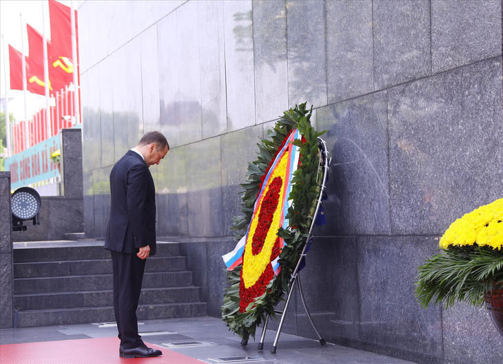 United Russia Party Chairman Dmitry Medvedev lays a wreath and pays respect to late President Ho Chi Minh. Photo: Vietnam News Agency