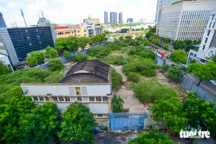 Prime land lot abandoned in Ho Chi Minh City