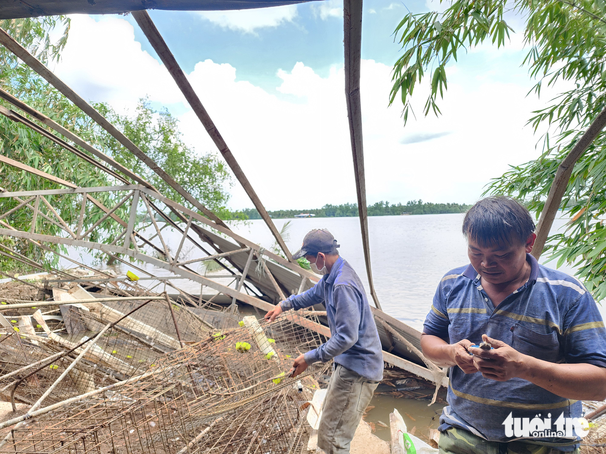 Local workers cope with the aftermath of the landslides. Photo: Hoai Phuong / Tuoi Tre