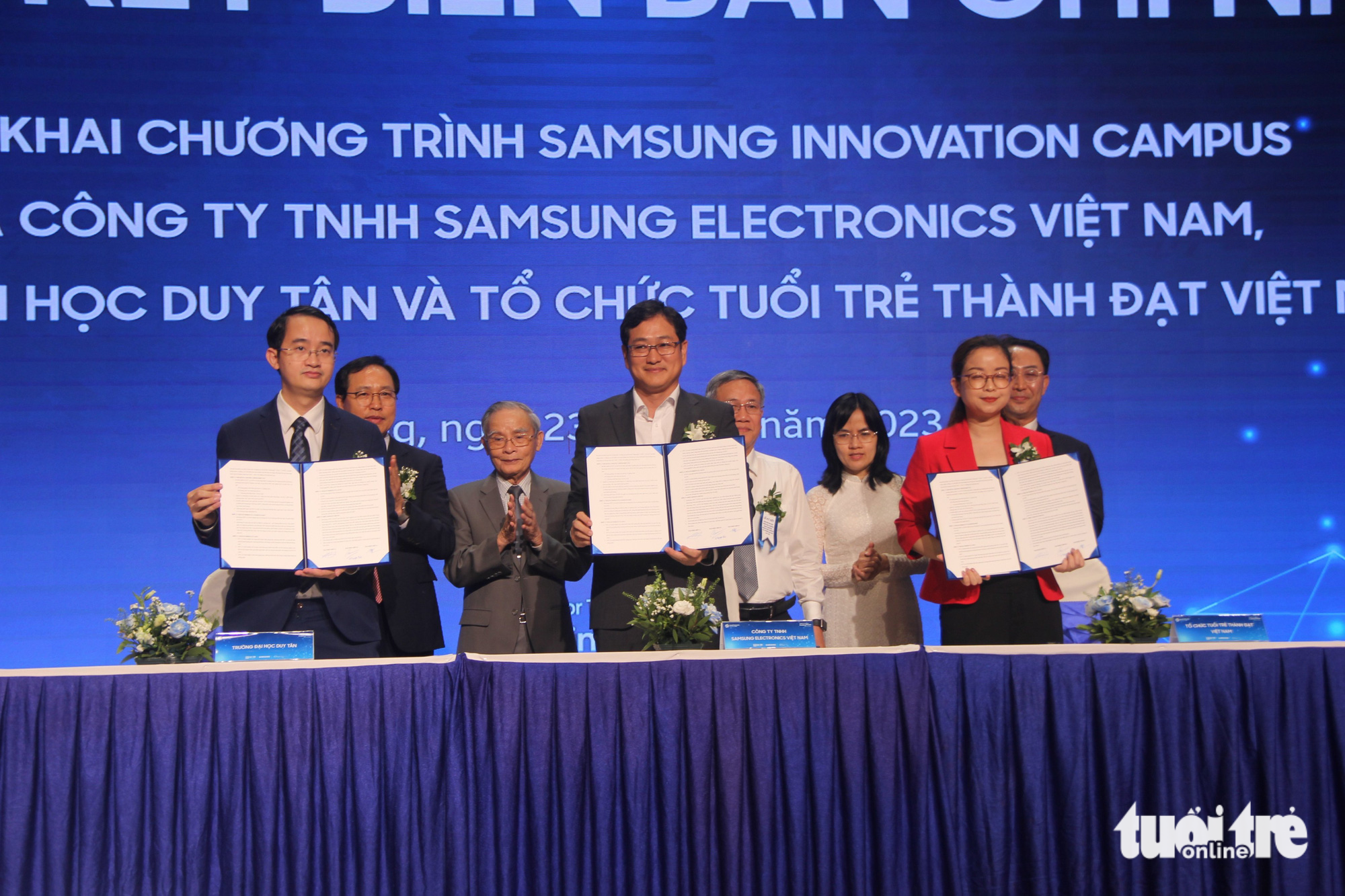 Representatives of Samsung Vietnam, Junior Achievement Vietnam, and Duy Tan University sign a Memorandum of Understanding to launch the Samsung Innovation Campus program in Da Nang City, central Vietnam on May 23, 2023. Photo: Truong Trung / Tuoi Tre