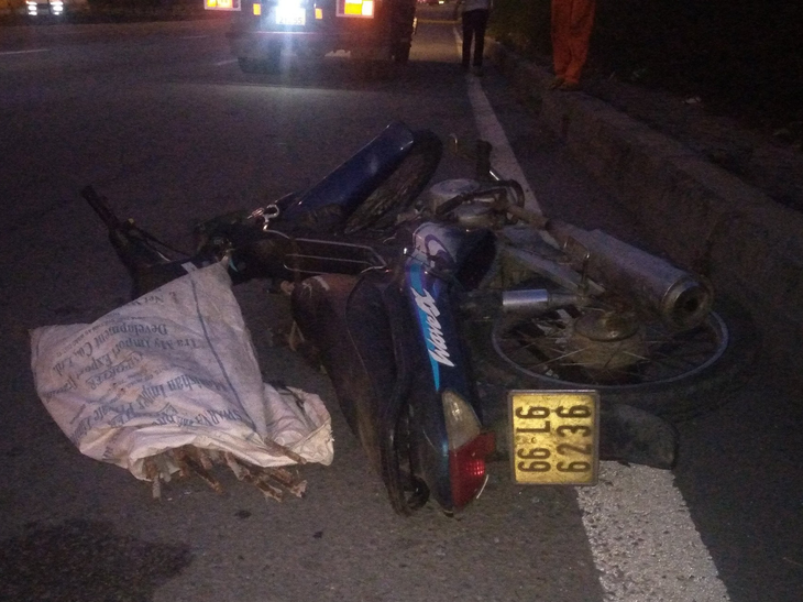 The people demolishing the drain covers left their motorbike and fled after being detected. Photo: Hanoi Highway Construction and Investment JSC