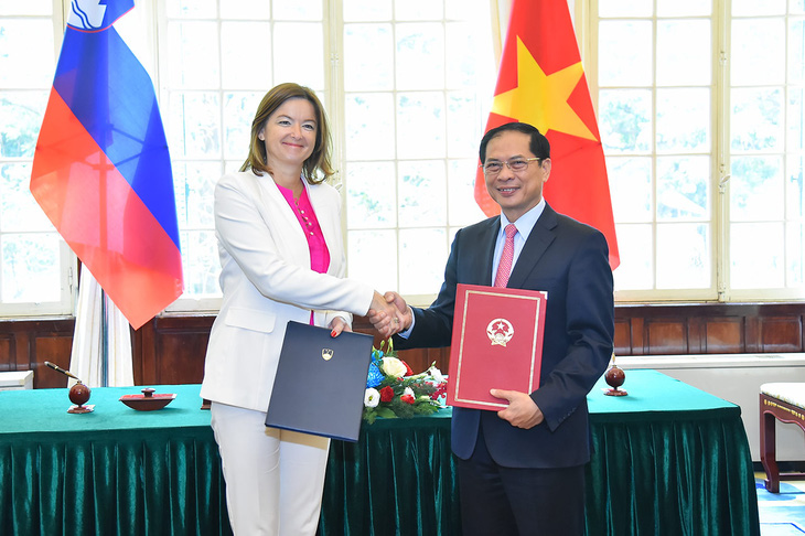 Vietnamese Foreign Minister Bui Thanh Son shakes hands with his Slovenian counterpart Tanja Fajon on May 23, 2023. Photo: The Ministry of Foreign Affairs