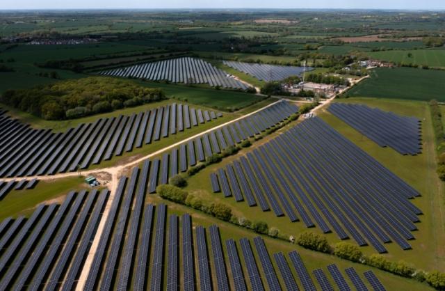 Solar investment outshines oil: IEA