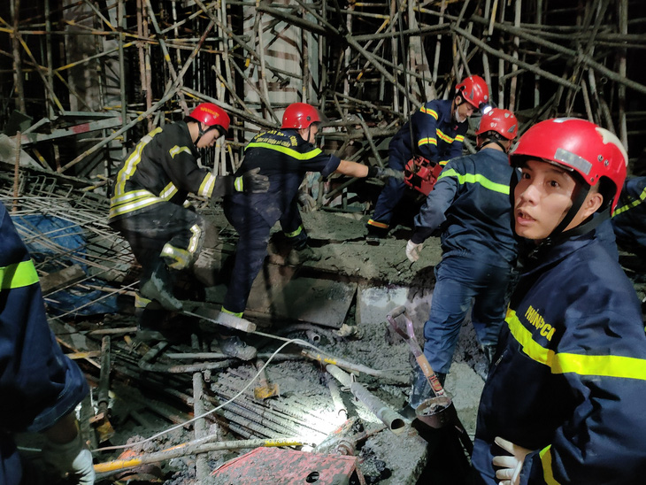 Taskforces are checking the scene of a scaffolding collapse in Da Nang City, central Vietnam. Photo: H.B. / Tuoi Tre