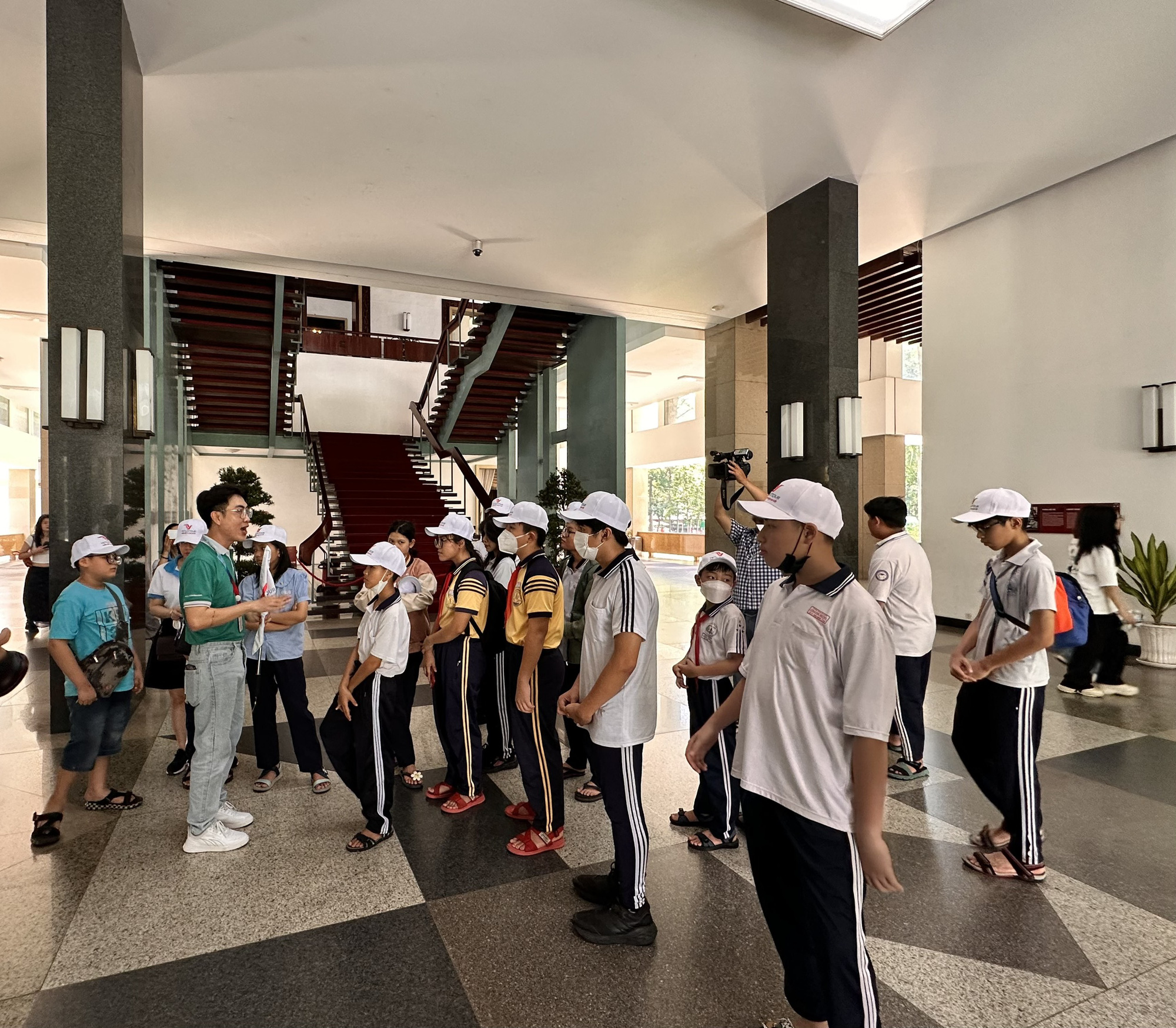 Some students said it was their first trip to the Reunification Palace in District 1, Ho Chi Minh City. Photo: Hai Kim / Tuoi Tre