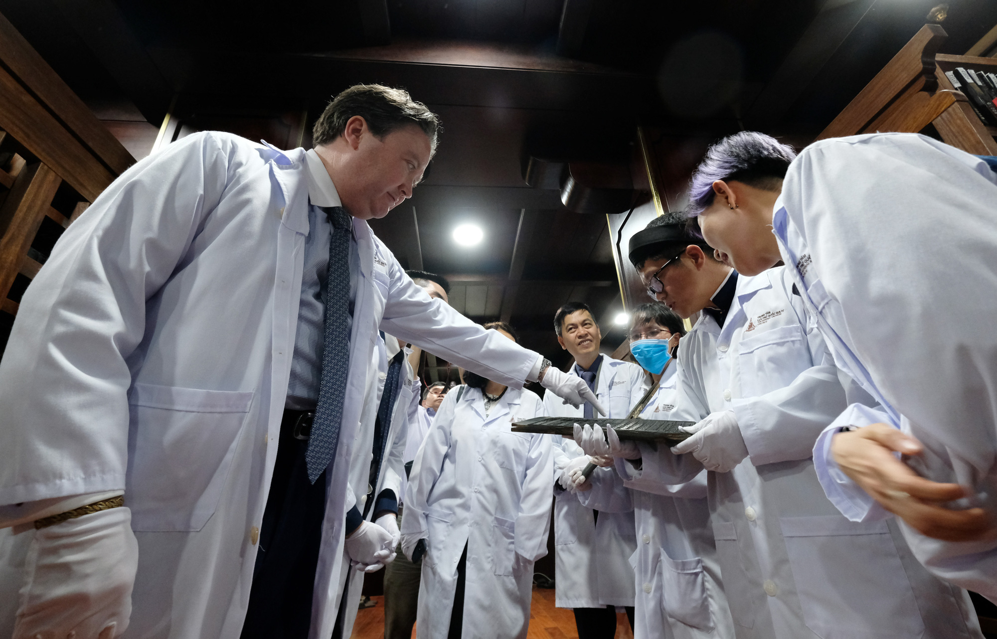 U.S. Ambassador to Vietnam Marc Knapper (L) watches Nguyen Dynasty woodblock plates conserved at the National Archives Center IV in Lam Dong Province, Vietnam, May 25, 2023. Photo: M.V. / Tuoi Tre