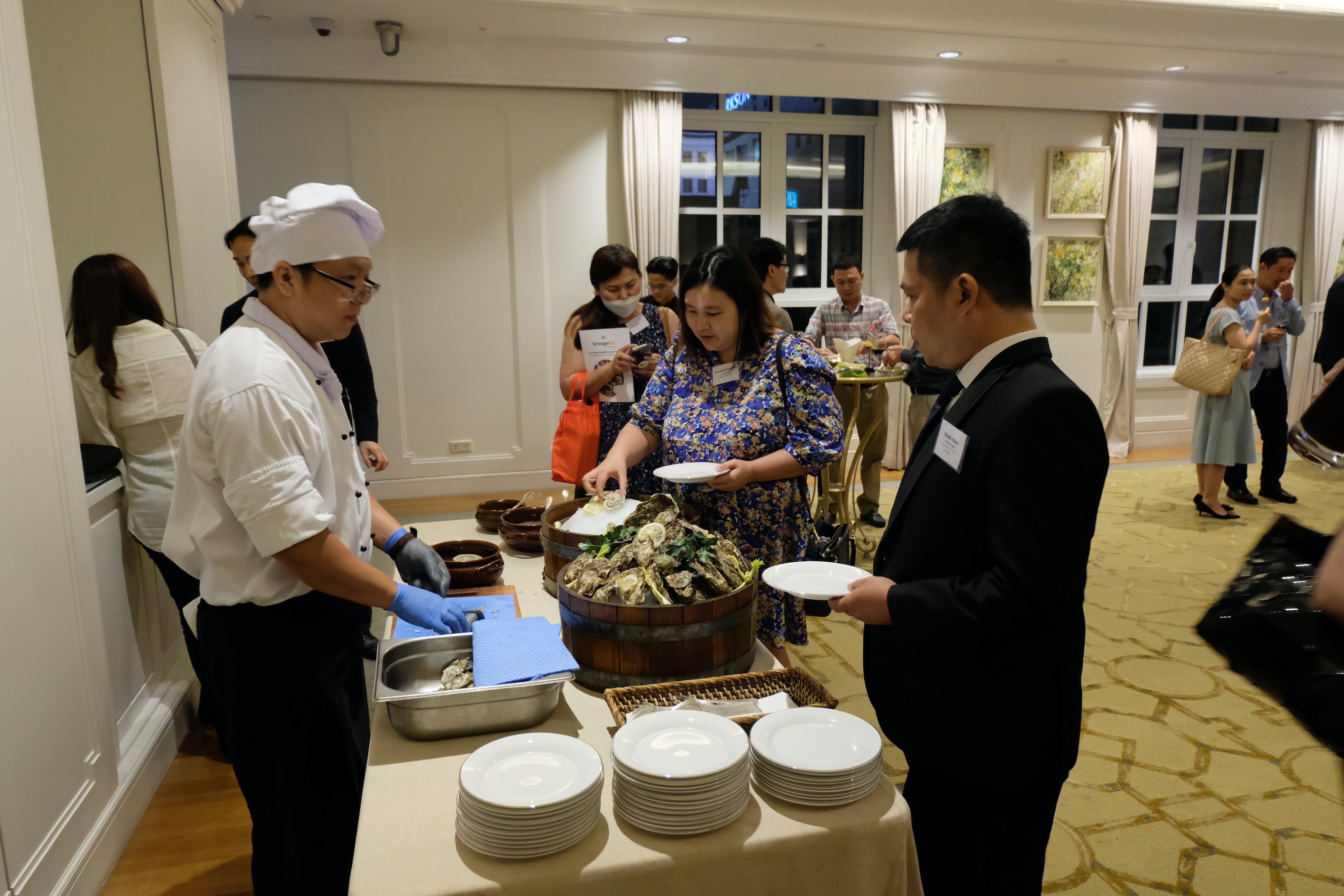 Guest try oysters from British Columbia at a ceremony held to announce the Trade and Investment Representative office’s opening in Ho Chi Minh City on May 25, 2023. Photo: Dong Nguyen / Tuoi Tre News