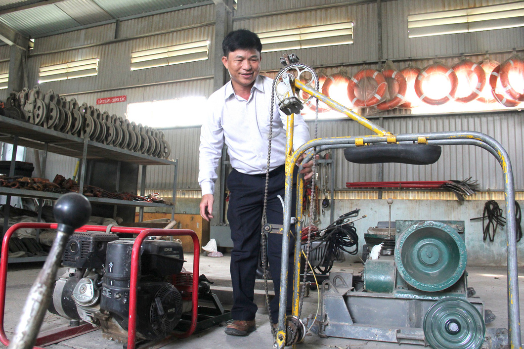 Engineer Nguyen Tri Hieu stands next to his invention, which can move along power lines. Photo: Tran Mai / Tuoi Tre News
