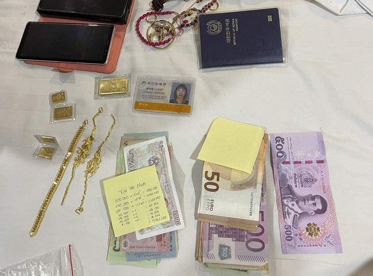 Cash and gold bars stolen by the trio. Photo: Supplied by the police