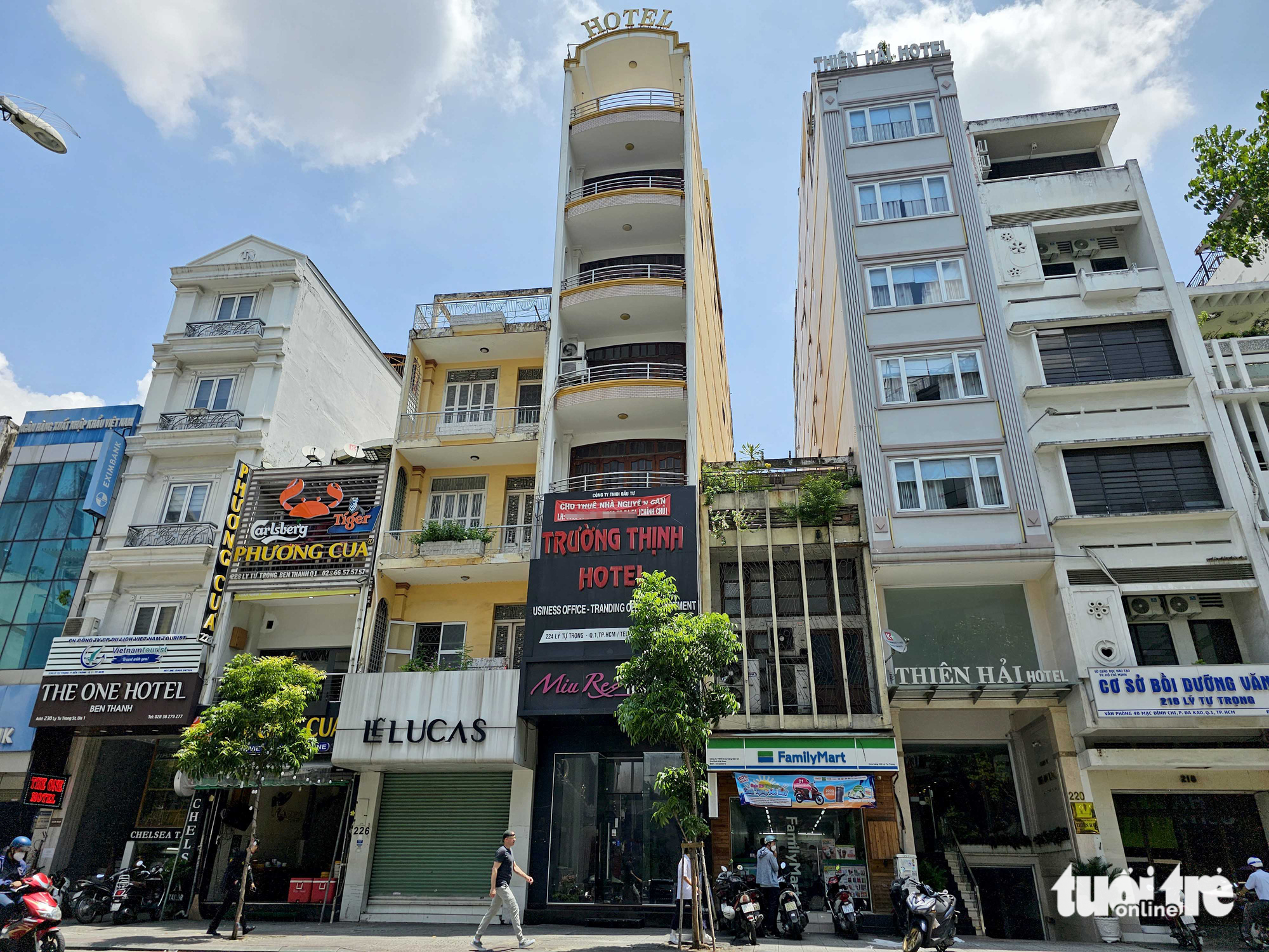 A hotel named T.T. on Ly Tu Trong Street, District 1, Ho Chi Minh City has hung a notice saying “Available for rent” for almost three years. Photo: Ngoc Hien / Tuoi Tre